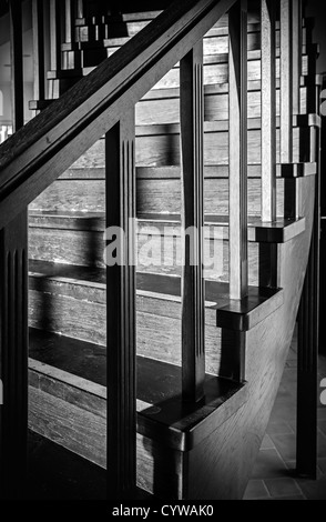 Frammento interno. Scala a chiocciola lucido con elementi in legno Foto Stock