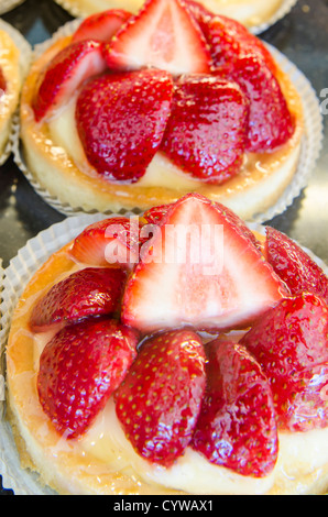 Stati Uniti d'America, Florida.Tartellette alle fragole al Croissant Pasticceria gourmet ristorante cafe, Winter Park, Florida. Foto Stock