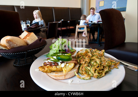 Sandwich di Pollo con zucchine fritte in un ristorante a Orlando, Florida. Foto Stock