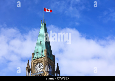 Bandiera canadese sulla torre di pace, gli edifici del Parlamento europeo sulla Collina del Parlamento, Ottawa, Ontario, Canada Foto Stock