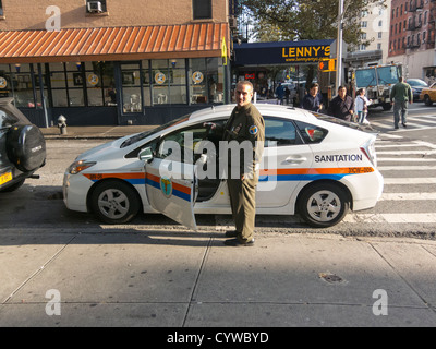 Igiene officer, città di New York Department of Sanitation auto, Upper East Side di Manhattan, New York City, Stati Uniti d'America Foto Stock