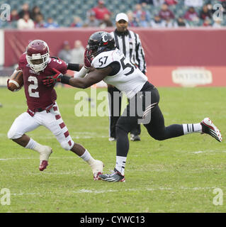 Nov. 10, 2012 - Philadelphia, Pennsylvania, Stati Uniti - Tempio della tailback, Matt Brown (2) in azione durante il gioco tra il tempio e di Cincinnati al Lincoln Financial Field. (Credito Immagine: © Ricky Fitchett/ZUMAPRESS.com) Foto Stock