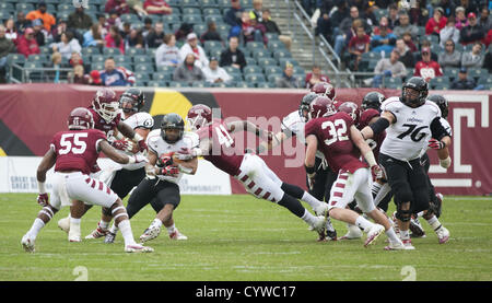 Nov. 10, 2012 - Philadelphia, Pennsylvania, Stati Uniti - il tempio e di Cincinnati in azione durante il gioco tra il tempio e di Cincinnati al Lincoln Financial Field. (Credito Immagine: © Ricky Fitchett/ZUMAPRESS.com) Foto Stock