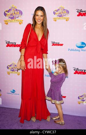 Alessandra Ambrosio, Anja Louise Ambrosio Mazur presso gli arrivi a Sofia il primo: una volta su di una principessa Premiere, Walt Disney Studios Lot, Burbank, CA Novembre 10, 2012. Foto di: Emiley Schweich/Everett Collection Foto Stock