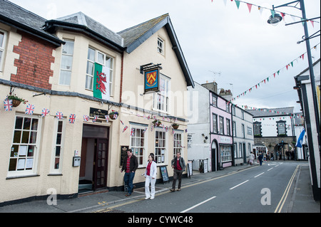 BEAUMARIS, Galles - Una strada nel centro di Beaumaris sull'isola di Anglesey della costa settentrionale del Galles, Regno Unito. La pittoresca cittadina costiera di Beaumaris, situata sull'isola di Anglesey, in Galles, offre ai visitatori uno sguardo alla ricca storia della zona, con il suo castello medievale, l'architettura vittoriana e il panoramico lungomare. Il Beaumaris è stato dichiarato patrimonio dell'umanità dall'UNESCO e continua a affascinare i viaggiatori con i suoi monumenti ben conservati e le sue splendide bellezze naturali. Foto Stock