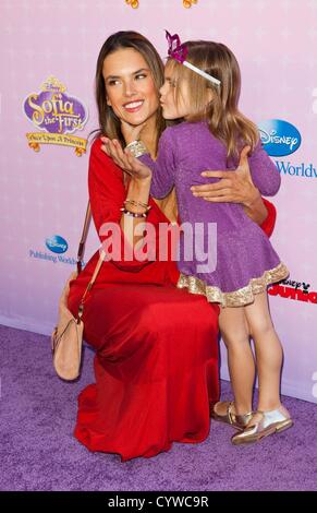 Alessandra Ambrosio, Anja Louise Ambrosio Mazur presso gli arrivi a Sofia il primo: una volta su di una principessa Premiere, Walt Disney Studios Lot, Burbank, CA Novembre 10, 2012. Foto di: Emiley Schweich/Everett Collection Foto Stock