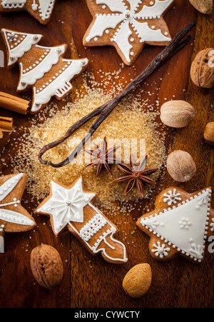Natale gingerbread cookies con noci e spezie Foto Stock