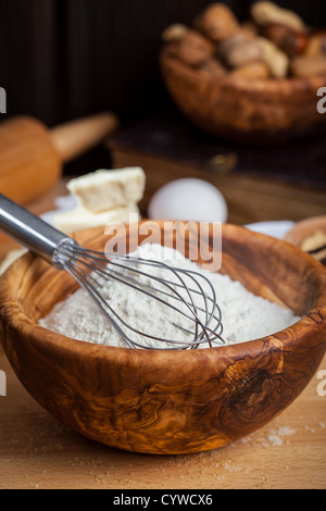 Farina con frusta per fatti in casa biscotti di Natale Foto Stock