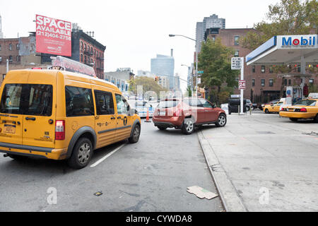 Veicoli attendere per accedere alle pompe di benzina a west side di Manhattan stazione di gas il 10 novembre 2012, il 2° giorno di razionamento del gas nella città di New York STATI UNITI D'AMERICA. Gli ordini dal sindaco Michael Bloomberg e Gov. Andrew Cuomo limitare i proprietari privati per acquisto di carburante per i loro veicoli su entrambi dispari o pari in giorni, a seconda dell'ultima cifra dei loro numeri di licenza. I veicoli commerciali sono esenti. Foto Stock