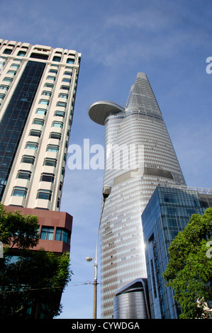 Il Vietnam, Ho Chi Mihn City (aka Saigon). Untra Bitexco moderno edificio con pista di atterraggio per elicotteri. Foto Stock