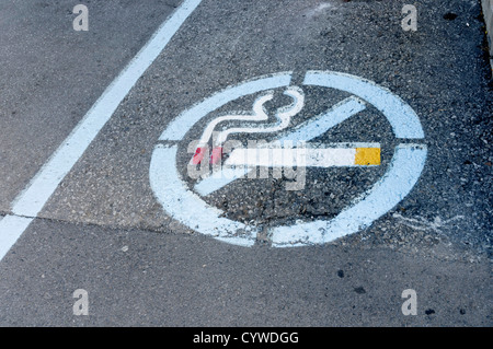 Un no smoking segno dipinto sul marciapiede Foto Stock