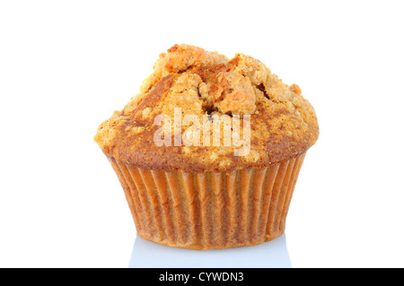 Primo piano di una briciola di Apple Muffin isolato su uno sfondo bianco. Foto Stock