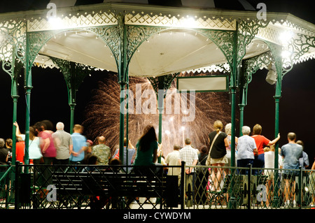 La gente a guardare i fuochi d'artificio dalla terrazza Dufferin, Québec, Canada Foto Stock