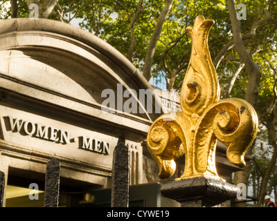 Bagni pubblici in Bryant Park, New York Foto Stock