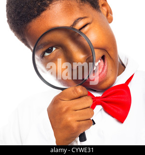 Chiusura del geniale scienziato ragazzo scuola con lente di ingrandimento, isolato su sfondo bianco. Foto Stock