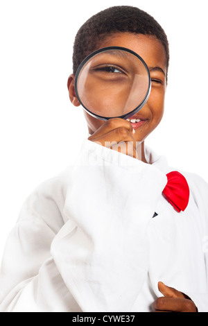 Felice geniale scienziato ragazzo scuola con lente di ingrandimento, isolato su sfondo bianco. Foto Stock