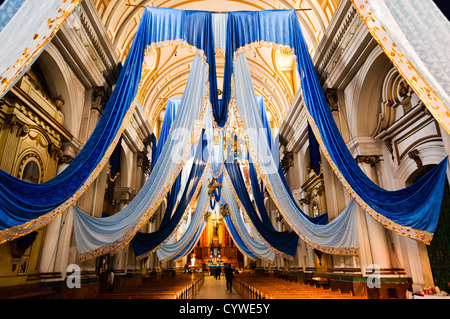 Interno della Iglesia San Francisco (St. Francesco Chiesa) nel centro cittadino di Città del Guatemala. Foto Stock