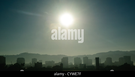 CITTÀ DEL GUATEMALA, Guatemala — profilo dello skyline di città del Guatemala con le montagne sullo sfondo contro il sole del mattino preso dall'Aeropuerto la Aurora (Aeroporto di città del Guatemala). Foto Stock