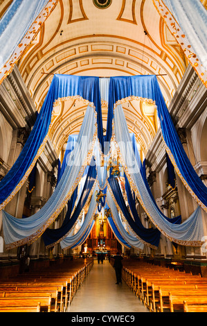 Interno della Iglesia San Francisco (St. Francesco Chiesa) nel centro cittadino di Città del Guatemala. Foto Stock