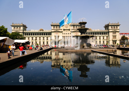 Fontana di fronte al Palazzo Nazionale della Cultura sull'estremità settentrionale del Parque Central (ufficialmente la Plaza de la Constitucion) nel centro di Città del Guatemala, Guatemala. Foto Stock