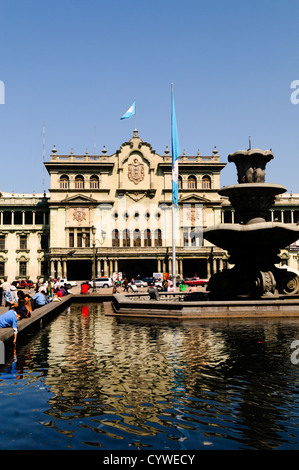 CITTÀ DEL GUATEMALA, Guatemala — la fontana di fronte al Palazzo Nazionale della Cultura all'estremità settentrionale del Parque Central (ufficialmente Plaza de la Constitucion) nel centro di città del Guatemala, Guatemala. Foto Stock