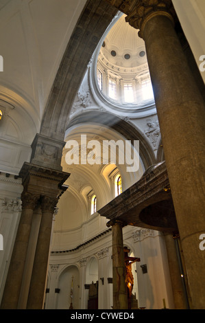 CITTÀ DEL GUATEMALA, Guatemala — gli interni ornati della Catedral metropolitana Santiago de Guatemala. Colonne torreggianti sorreggono soffitti a volta adornati da intricati affreschi, mentre altari dorati e opere d'arte religiose fiancheggiano la navata, mostrando la miscela di stili neoclassici e barocchi della cattedrale. Foto Stock