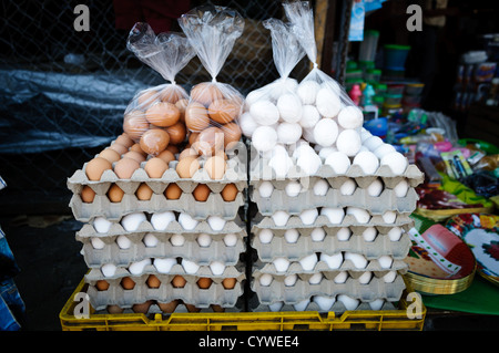 Uova fresche in vendita Antigua Guatemala // ANTIGUA GUATEMALA, Guatemala - le uova fresche sono esposte in vendita in un mercato locale di Antigua Guatemala, dove residenti e visitatori possono acquistare una varietà di prodotti e prodotti locali. La città coloniale, fondata all'inizio del XVI secolo, funge da importante centro commerciale per le comunità circostanti pur mantenendo il suo carattere storico. Antigua Guatemala è rinomata per la sua architettura barocca spagnola ben conservata e le numerose rovine danneggiate dal terremoto. Dichiarata patrimonio dell'umanità dall'UNESCO nel 1979, questa ex capitale di Guate Foto Stock