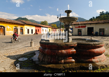 ANTIGUA GUATEMALA, Guatemala - Una fontana coloniale spagnola su una strada acciottolata ad Antigua, Guatemala. Foto Stock