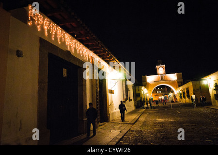 ANTIGUA GUATEMALA, Guatemala: Il famoso Arco di Santa Catalina nel centro di Antigua, Guatemala, che collega due parti di un convento attraverso una delle principali strade acciottolate della città. Foto Stock