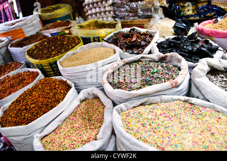 CHICHICASTENANGO, Guatemala - Sacchi di semi e cereali per la vendita al mercato di Chichi. Chichicastenango è un indigeno città Maya nell'altipiano guatemalteco circa 90 miglia a nord-ovest di Città del Guatemala e ad una quota di quasi 6.500 piedi. È il più famoso per i suoi mercati di domenica e giovedì. Foto Stock