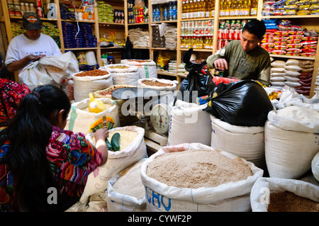 CHICHICASTENANGO, Guatemala - Sacchi di semi e cereali per la vendita al mercato di Chichi. Chichicastenango è un indigeno città Maya nell'altipiano guatemalteco circa 90 miglia a nord-ovest di Città del Guatemala e ad una quota di quasi 6.500 piedi. È il più famoso per i suoi mercati di domenica e giovedì. Foto Stock