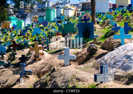 CHICHICASTENANGO, Guatemala - Il colorato lapidi e marcatori di Chichicastengo nel cimitero. Esso serve sia come Maya e cimitero cattolico. Chichicastenango è un indigeno città Maya nell'altipiano guatemalteco circa 90 miglia a nord-ovest di Città del Guatemala e ad una quota di quasi 6.500 piedi. È il più famoso per i suoi mercati di domenica e giovedì. Foto Stock