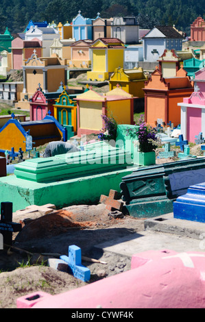 CHICHICASTENANGO, Guatemala - Il colorato lapidi e marcatori di Chichicastengo nel cimitero. Esso serve sia come Maya e cimitero cattolico. Chichicastenango è un indigeno città Maya nell'altipiano guatemalteco circa 90 miglia a nord-ovest di Città del Guatemala e ad una quota di quasi 6.500 piedi. È il più famoso per i suoi mercati di domenica e giovedì. Foto Stock