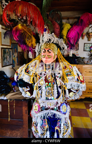 CHICHICASTENANGO, Guatemala - un uomo pone in piena costume di un conquistador spagnolo in Chichicastengo. Centro storico di maschere e costumi utilizzati per feste e celebrazioni in Chichicastengo. La città è diventata famosa per le sue maschere che rappresentano una combinazione di caratteri indigeni nonché santi cattolici e conquistatori spagnoli. Chichicastenango è un indigeno città Maya nell'altipiano guatemalteco circa 90 miglia a nord-ovest di Città del Guatemala e ad una quota di quasi 6.500 piedi. È il più famoso per i suoi mercati di domenica e giovedì. Foto Stock