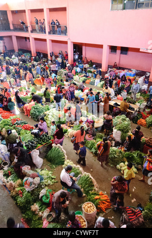 CHICHICASTENANGO, Guatemala - frutta e verdura fresca per la vendita in quanto parte del Chichi mercato domenicale. Chichicastenango è un indigeno città Maya nell'altipiano guatemalteco circa 90 miglia a nord-ovest di Città del Guatemala e ad una quota di quasi 6.500 piedi. È il più famoso per i suoi mercati di domenica e giovedì. Foto Stock