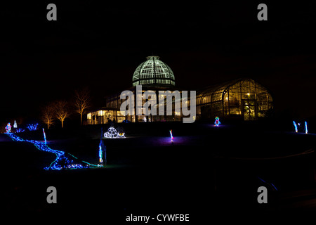 Il conservatorio e decorazioni di vacanza al Lewis Ginter Botanical Gardens di Richmond, Virginia Foto Stock