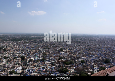 Vista su case nella città blu di Jodhpur, Rajasthan, India Foto Stock