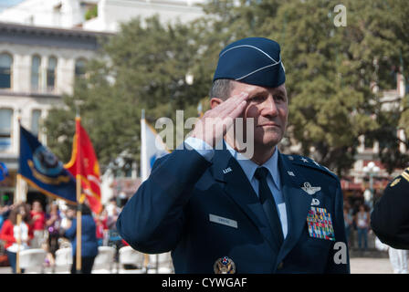 10 Novembre 2012 San Antonio, Texas, Stati Uniti d'America - Lt. Gen. Douglas H. Owens saluta durante la presentazione delle corone al Veteran's Day Memorial nella parte anteriore del Alamo in San Antonio, Texas. Foto Stock