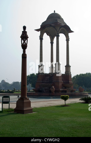 Colonne in pietra il supporto di tettoia e lampada posta nei pressi di India Gate in New Delhi, India, Asia Foto Stock