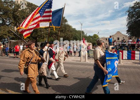 10 Novembre 2012 San Antonio, Texas, Stati Uniti d'America - Veterani marzo passato l'Alamo durante i veterani parata del giorno di San Antonio. Più di 15.000 persone hanno partecipato alla sfilata, iniziato nei pressi della Alamo e terminato al Milam Park. Foto Stock