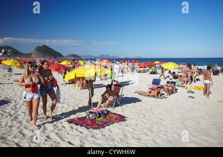 Sulla spiaggia di Copacabana, Rio de Janeiro, Brasile Foto Stock