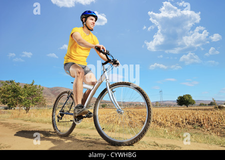 Un giovane biker in sella ad una mountain bike in una giornata di sole, Macedonia Foto Stock