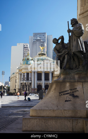 Monumento e Theatro Municipal in Praca Floriano (Floriano piazza), centro di Rio de Janeiro, Brasile Foto Stock