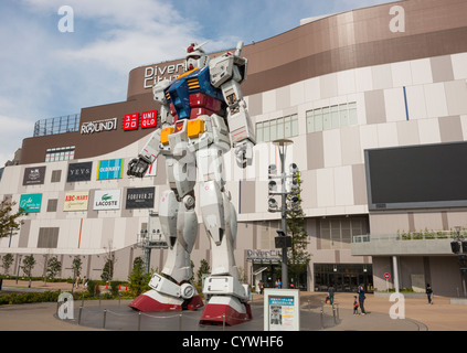 Un misuratore 18 completa il modello in scala del Gundam robot da anime giapponese serie a Diver City Odaiba Tokyo Giappone. Foto Stock