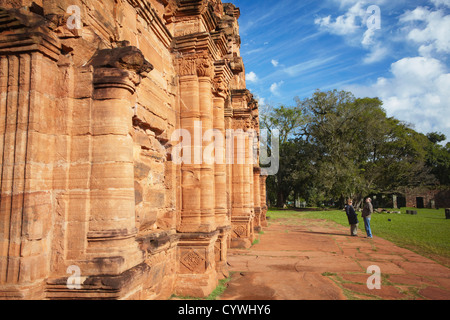 I turisti alla rovine della missione di San Ignacio Mini (Patrimonio Mondiale dell'UNESCO), Misiones, Argentina Foto Stock