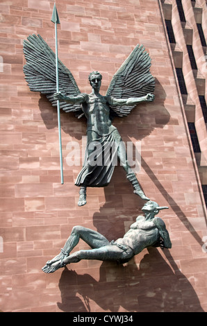 WARWICKSHIRE; COVENTRY; CHIESA CATTEDRALE DI ST.MICHAEL; SIR JACOB EPSTEIN DELLA STATUA DI ST.MICHAEL & il Diavolo Foto Stock