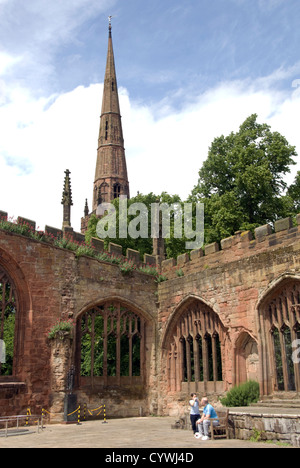 WARWICKSHIRE;COVENTRY; sezione della bomba ha danneggiato navata della Cattedrale Coventry con chiesa della Santa Trinità la guglia IN BACKGROUND Foto Stock