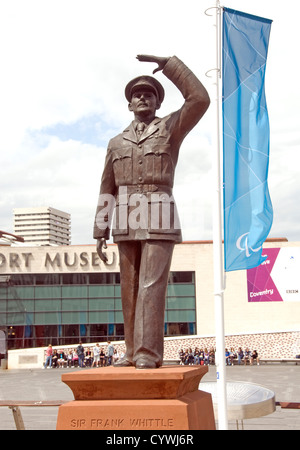 WARWICKSHIRE; COVENTRY;la statua commemorativa di sir Frank Whittle IN LUOGO DEL MILLENNIO Foto Stock