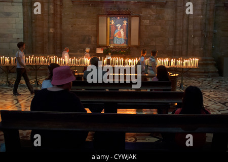 Milano, Italia - 28 Maggio: Immagine di Lady Madonna e candele nel Duomo di Milano. Maggio 28, 2011 di Milano, Italia Foto Stock