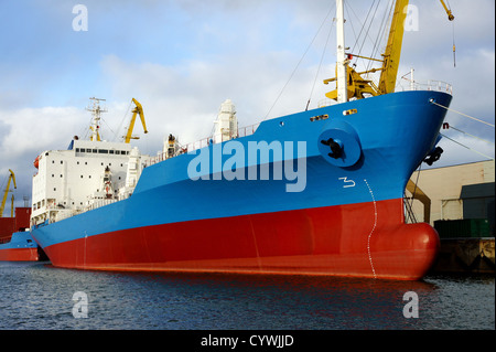 La nave da carico i costi in un ormeggio Foto Stock